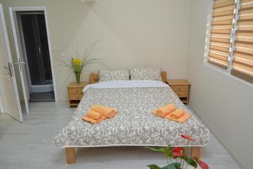 پانسیون Guest House Konak Iris