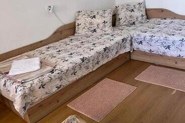 פנסיון Mavrova Guest House