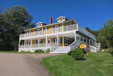 فندق صغير The Island Inn