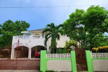 펜션 Green's Palace Jamaica