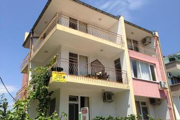 بنسيون Kazlarov Guest House