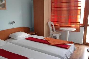 پانسیون Nelly Guest House