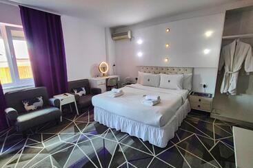 پانسیون Amethyst House