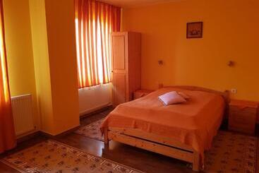 Raza Soarelui Pension