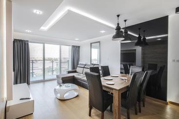 هتل Poznan Apartments Towarowa