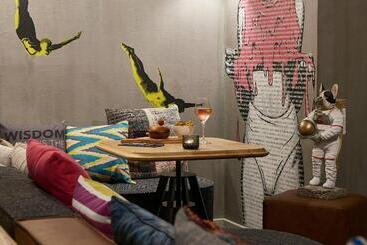 בית מלון כפרי Moxy Patra Marina