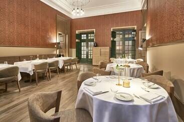 Отель Portobay Flores