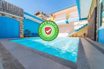 ホテル Reddoorz Near Walking Street Angeles City