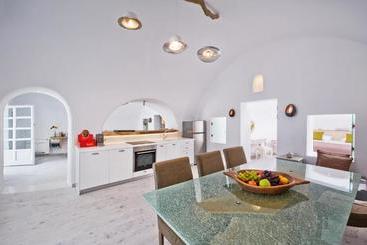 Hyperion Oia Suites
