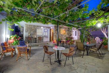 דירות לתיירים Famelia Studios Lampiris