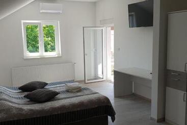 簡易ホテル Ke To Zagreb Airport Rooms