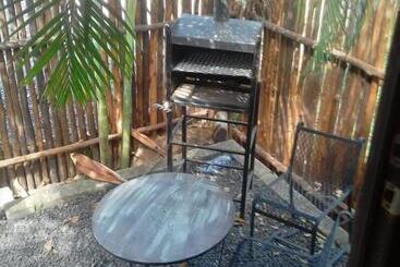 Отель Bibs Backpackers