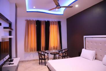 ホテル Dhanraj Palace