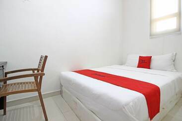 Отель Reddoorz Near Rs Moewardi