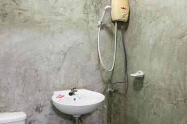 Отель Roomquest Amphawa Vaylasamran