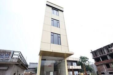 Oyo 16875 Hotel Skyz