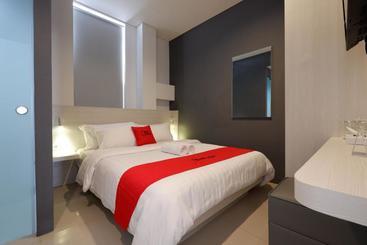 호텔 Reddoorz Plus Near Ciputra Mall Simpang Lima 2