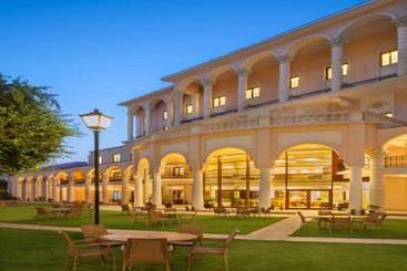 استراحتگاه Dlf City Club 5