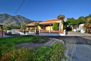 Casas Rurales Tola