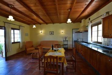 Casas Rurales Tola