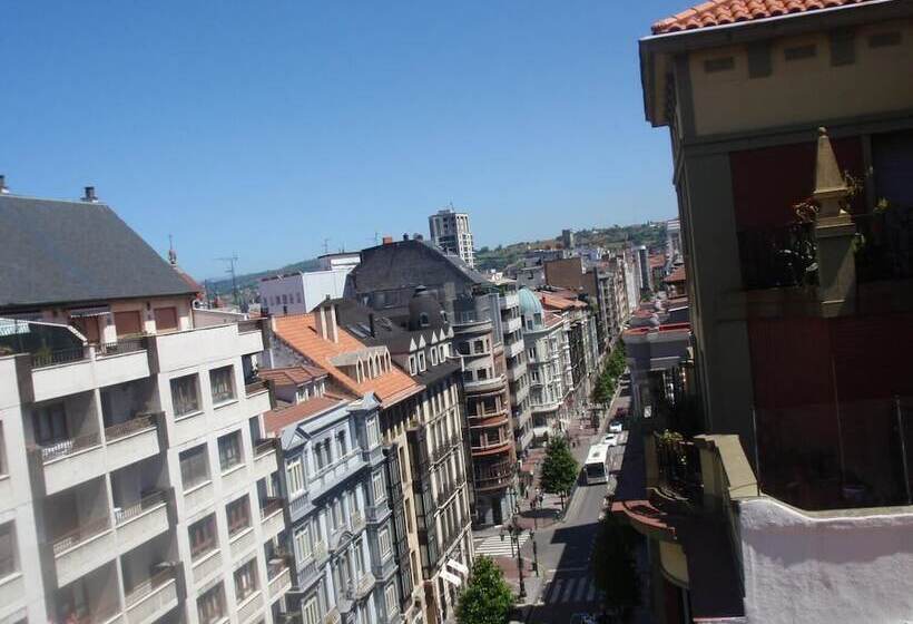 ホテル Favila Oviedo