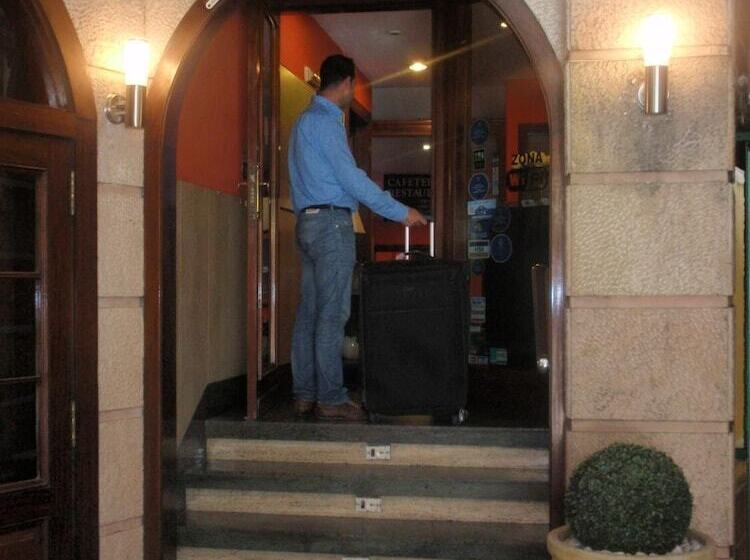 ホテル Favila Oviedo