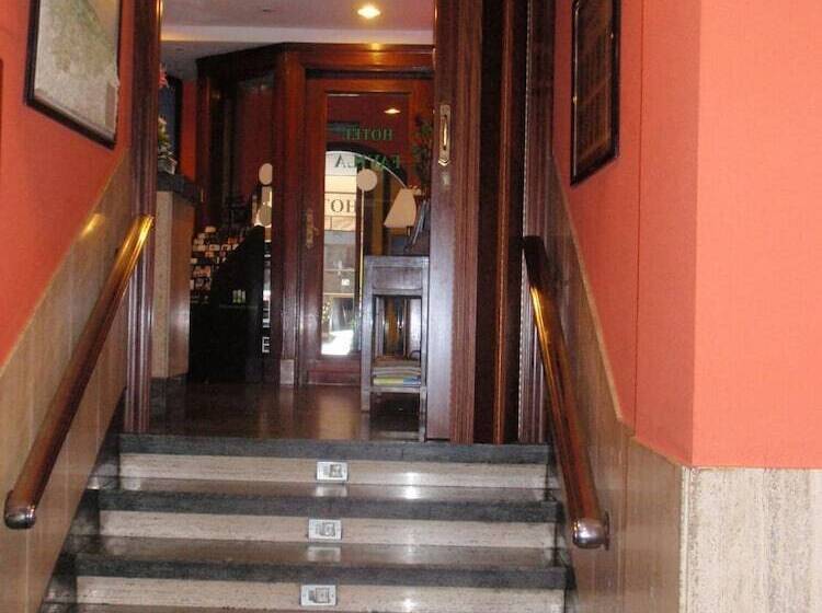 ホテル Favila Oviedo