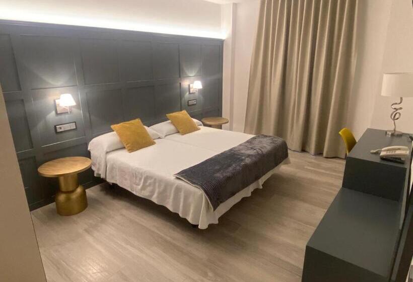 هتل Lusitania, Centro Ciudad, Parking Privado