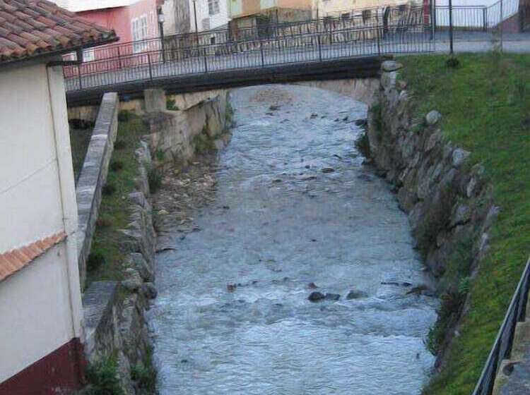 田舎風ホテル Castillo Valdés Salas