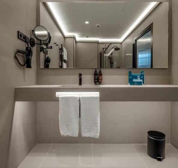 فندق Silken Ciudad De Vitoria