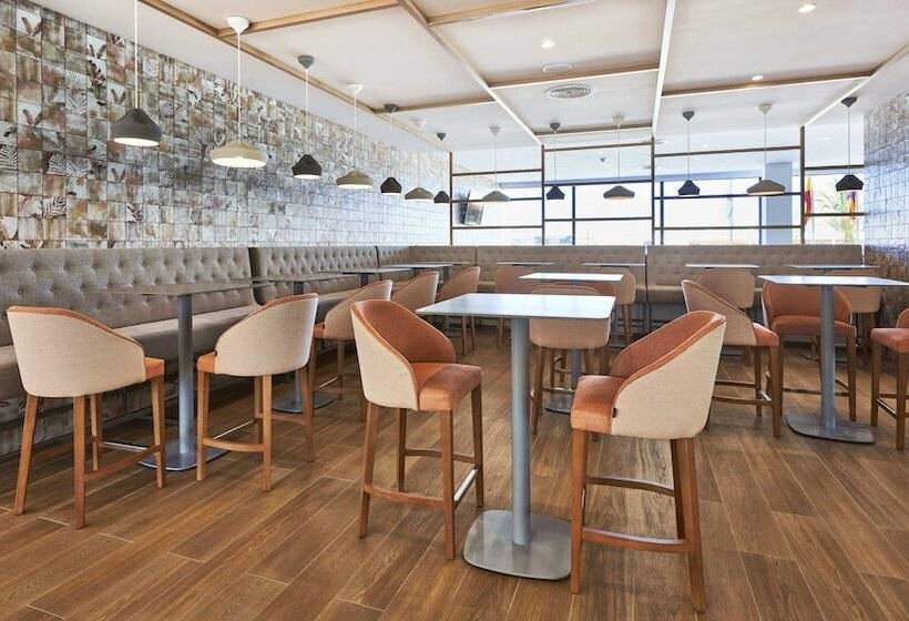 Отель & Spa S'entrador Playa