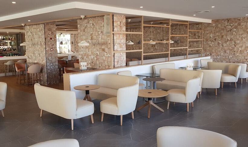 Отель & Spa S'entrador Playa