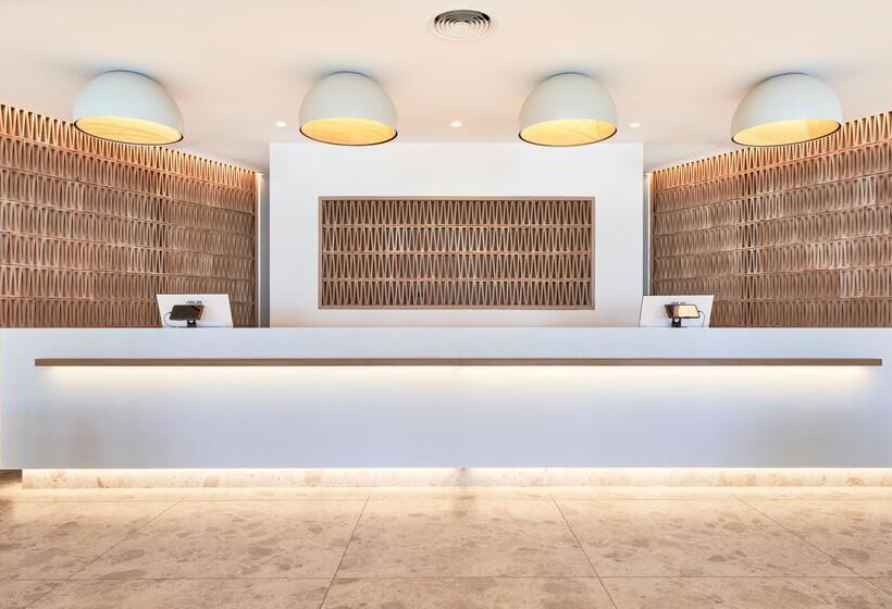 Отель & Spa S'entrador Playa