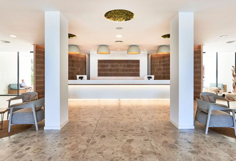 Отель & Spa S'entrador Playa