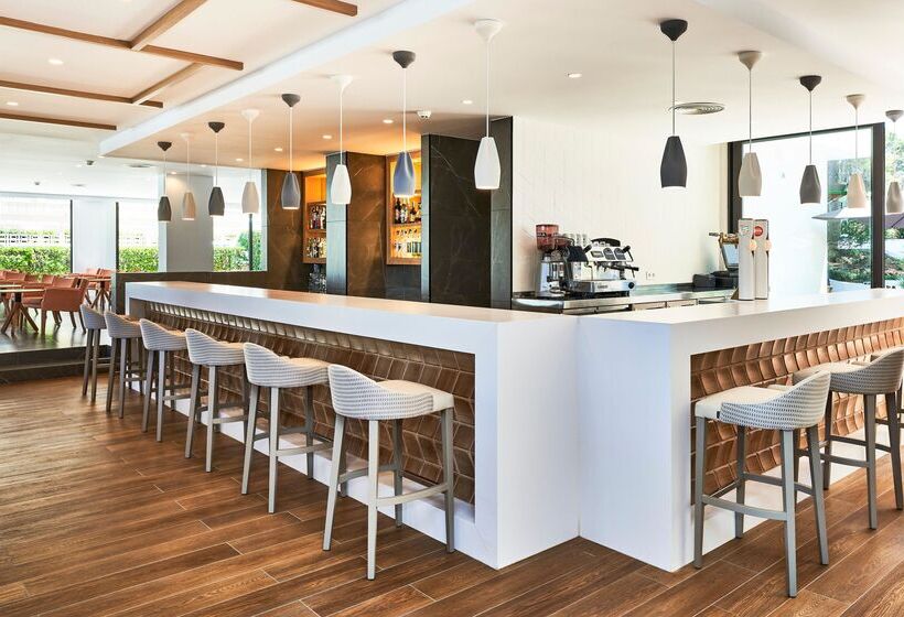 Отель & Spa S'entrador Playa