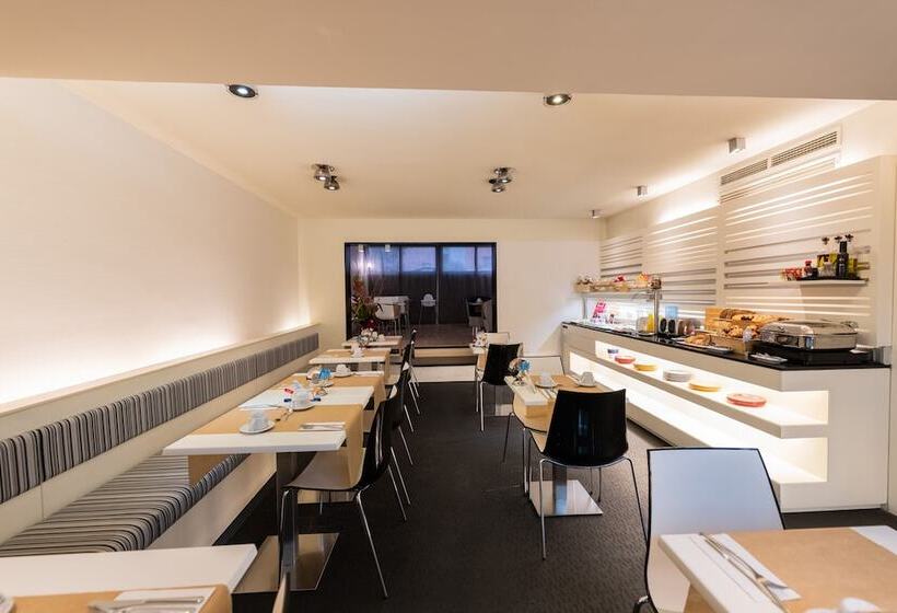 Отель Atenea Rekord Suites