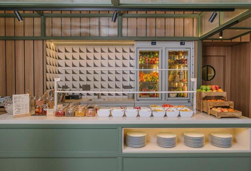 Отель Catalonia Barcelona Plaza