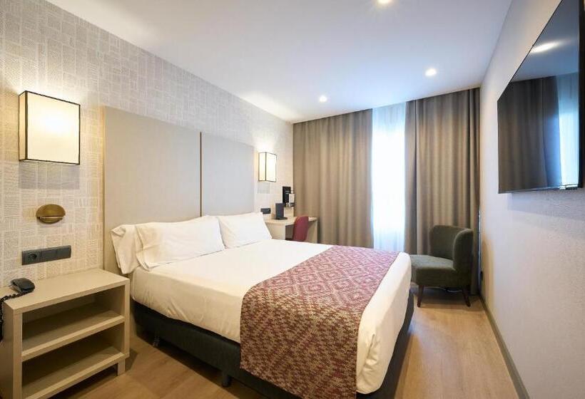 Отель Catalonia Park Guell