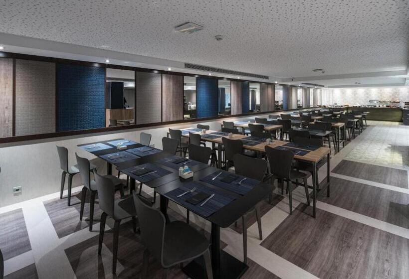 Отель Catalonia Park Guell