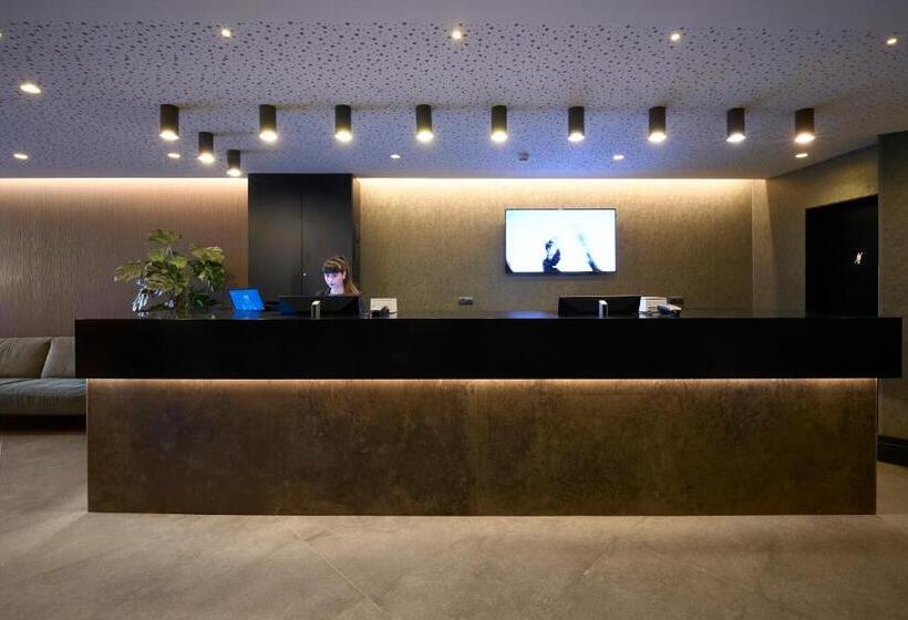 Отель Catalonia Park Guell