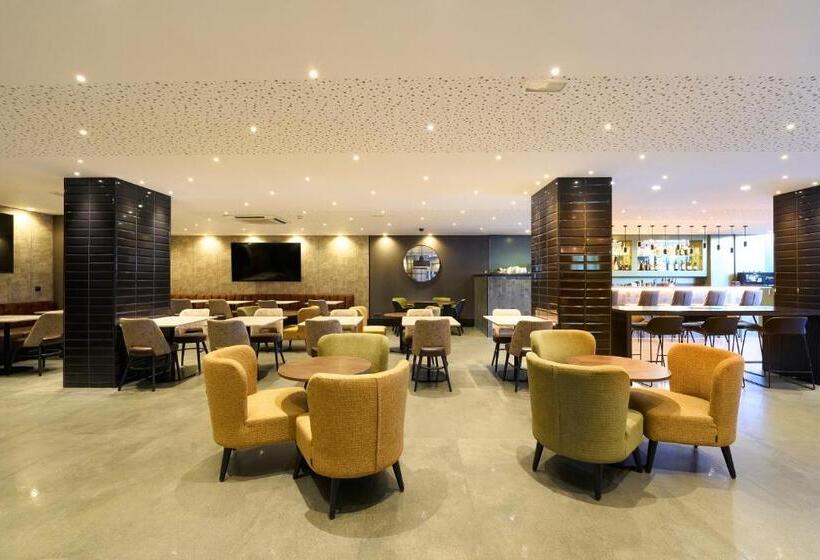 Отель Catalonia Park Guell