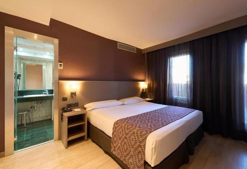 Отель Catalonia Park Guell