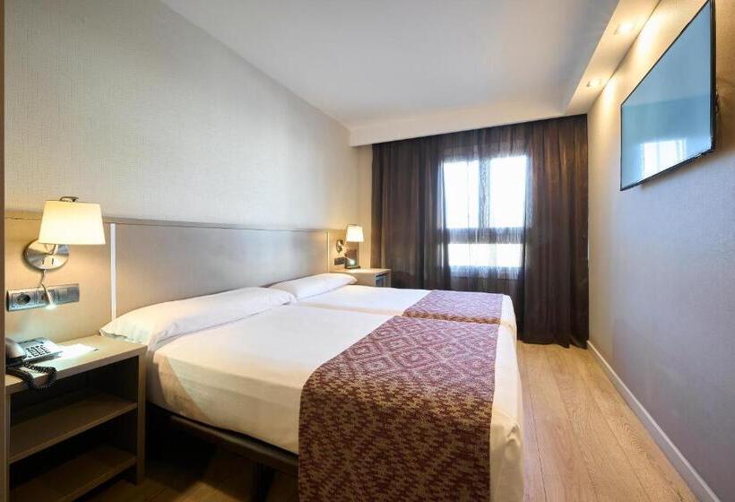 Отель Catalonia Park Guell