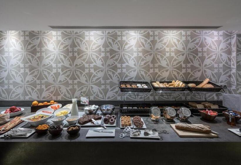 Отель Catalonia Park Guell