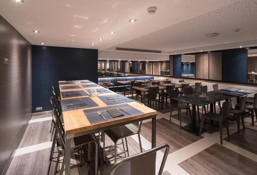 Отель Catalonia Park Guell