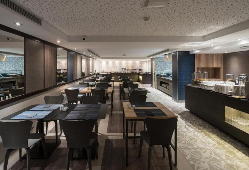 Отель Catalonia Park Guell