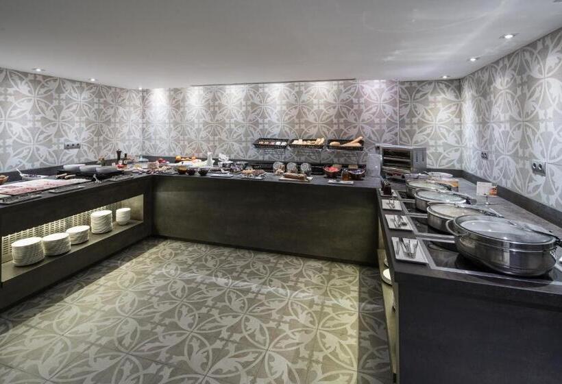 Отель Catalonia Park Guell