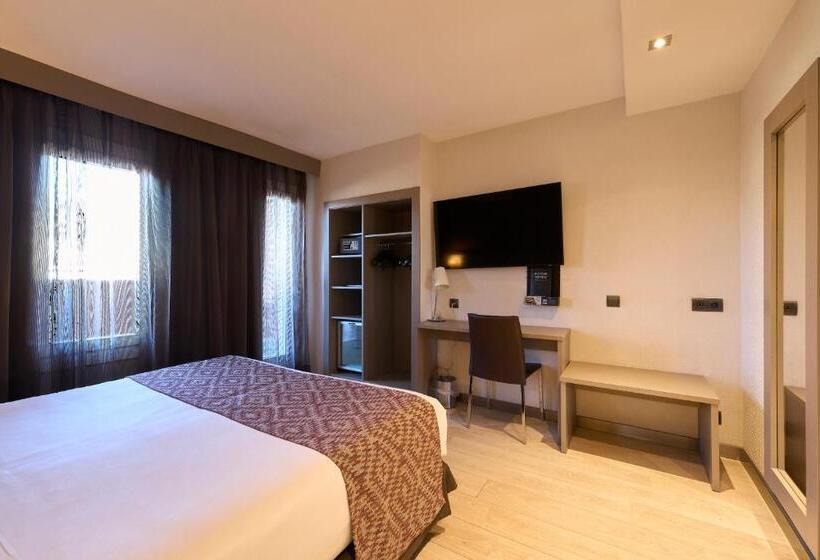 Отель Catalonia Park Guell