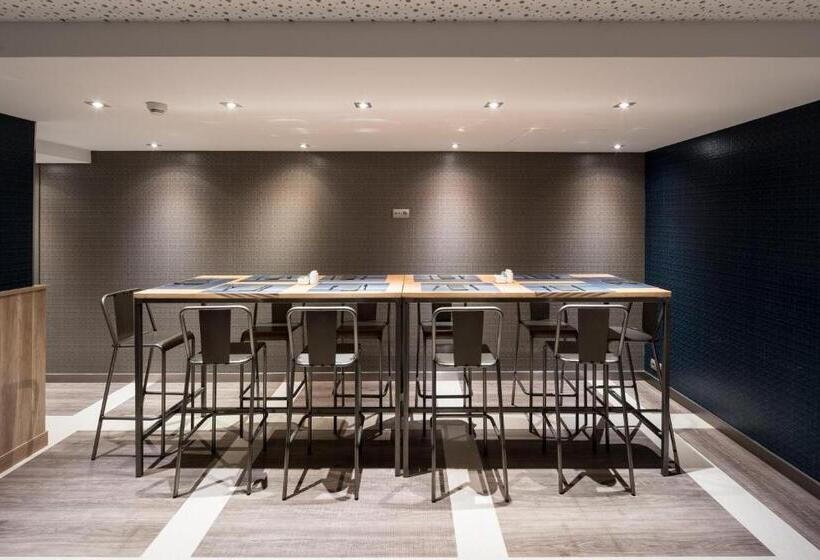 Отель Catalonia Park Guell