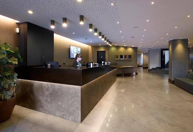 Отель Catalonia Park Guell